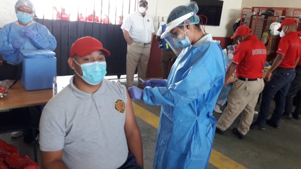 Bomberos reciben primera dosis de la vacuna contra el Covid-19