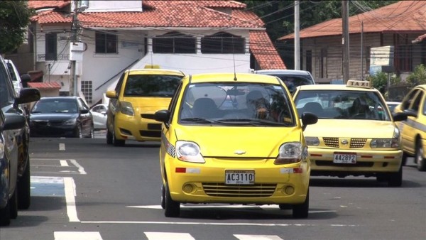 Defensoría propone mantener medida de pares y nones para taxis
