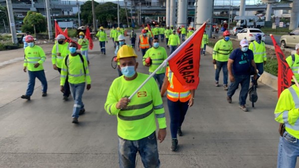 Trabajadores agremiados protestan en contra de unificación de los servicios de salud