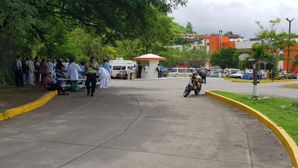 Bomberos evacúan el hospital San Miguel Arcángel por fuerte olor a gas