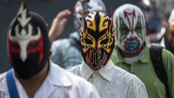 Luchadores mexicanos se reinventan para ganarle la pelea al coronavirus