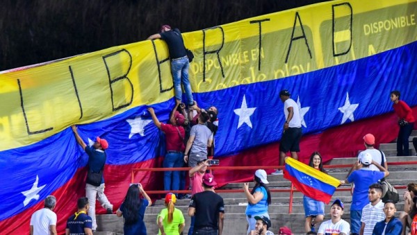Venezolanos gritan libertad en Serie del Caribe en Panamá