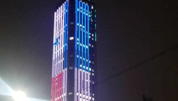 Rascacielos colombiano proyecta Bandera de Panamá