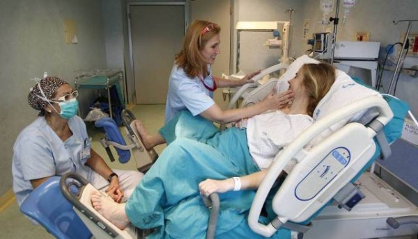 La OMS publica nuevas directrices sobre el parto con la madre en el centro de salud