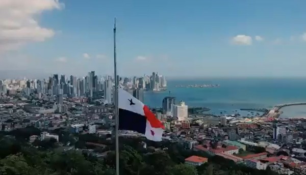 La Bandera de Panamá ondea a media asta en honor a víctimas del Covid-19