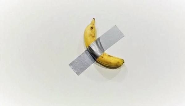 Un artista vende una banana por $120.000 y otro se la come