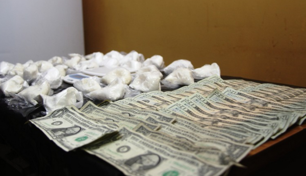 Detienen a una pareja con 32 bolsas con supuesta cocaína