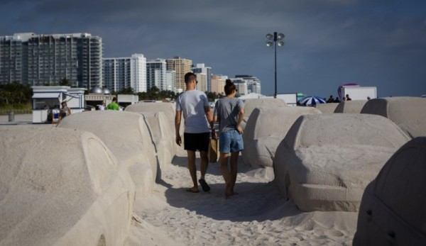 Coches de arena reemplazan los castillos en la semana de arte de Miami