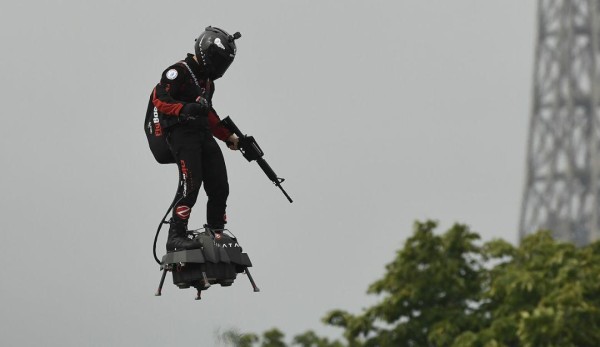 Un hombre volador en los Campos Elíseos para la fiesta nacional de Francia