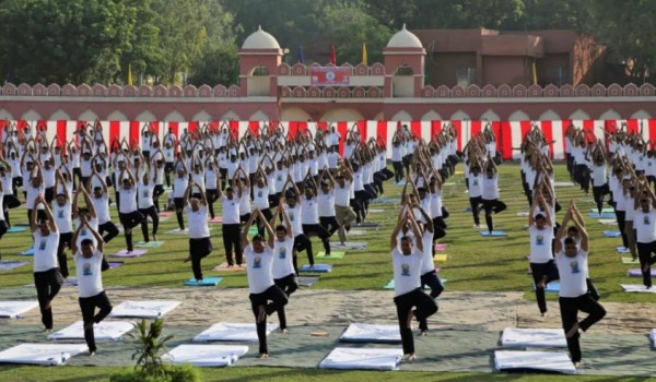 India celebra el Día Internacional del Yoga