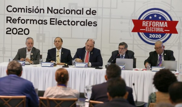 Comisión de Reformas Electorales dividida