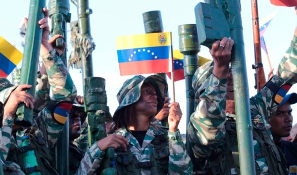 Militares venezolanos que se alzaron contra Maduro dejan embajada panameña