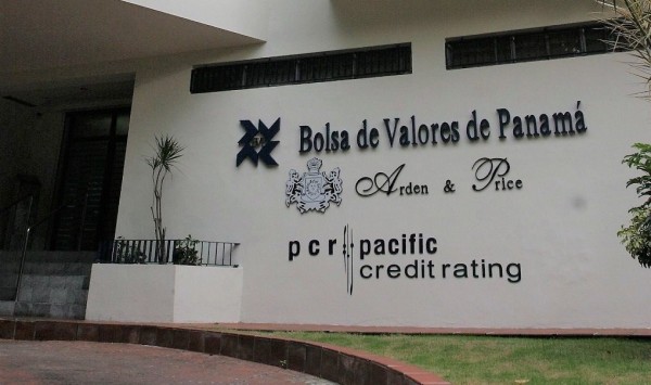 Panamá coloca mil millones de dólares en la Bolsa de Valores panameña