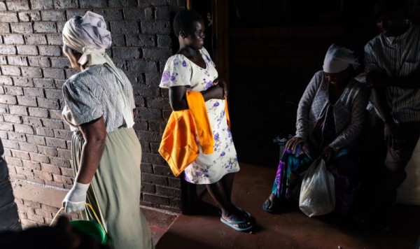 En Zimbabue, donde los hospitales son trampas mortales, los bebés nacen en el suelo
