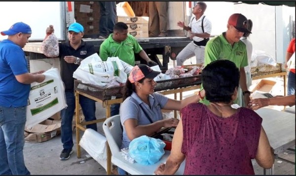 Panameños madrugan en busca de jamón en el segundo día de las naviferias