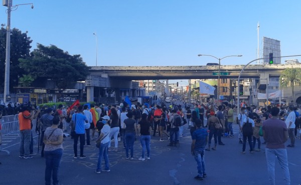 Protesta de jóvenes en contra de Decreto termina en disturbio