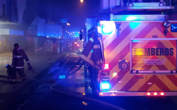 Bomberos controlan incendio en local comercial en Calidonia