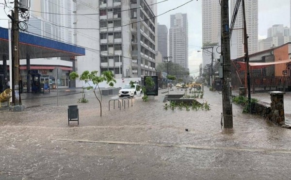 Lluvia deja inundaciones en diversas partes de la ciudad capital