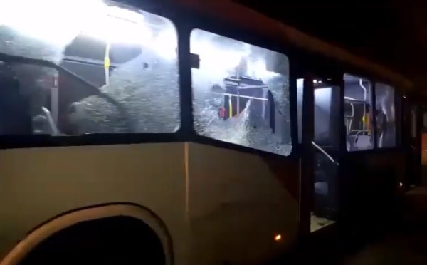 Vandalizan dos buses en medio de protesta