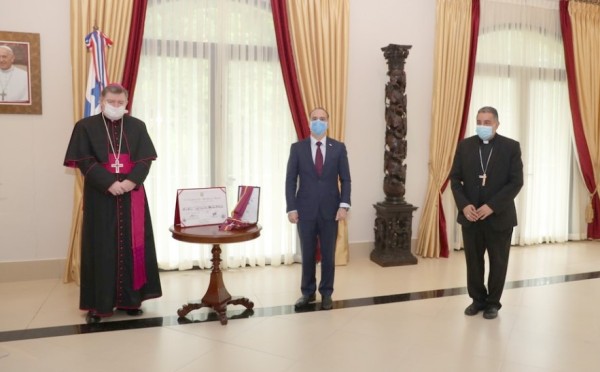 Gobierno condecora al nuncio apostólico, al término de su misión