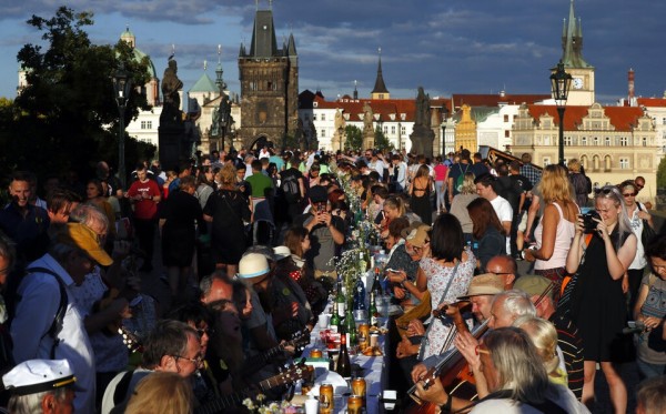 Los checos celebran “el fin de la crisis” del coronavirus con un banquete en un puente