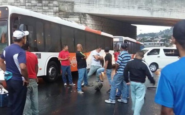 Conductores de buses piratas cierran las calles en Torrijos Carter