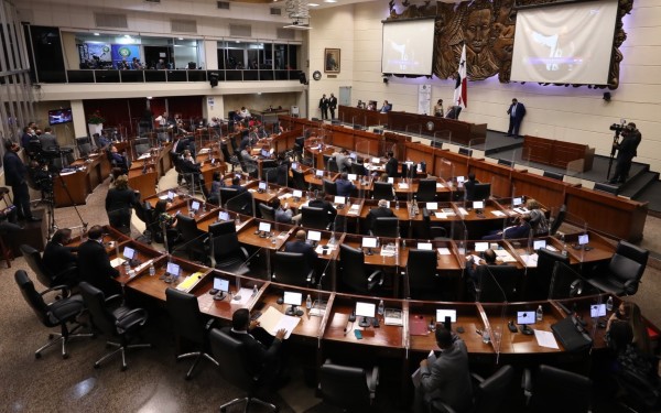 Adames reafirma la reelección en presidencia de la Asamblea