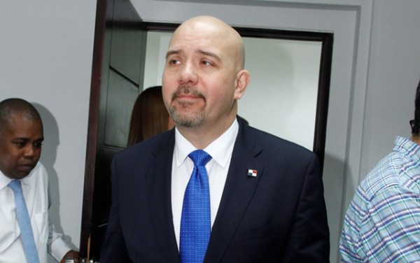 Ministro Mirones culpa a las redes sociales de la criminalidad