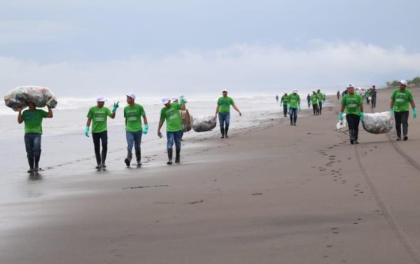 Privados de libertad realizan limpieza de playas