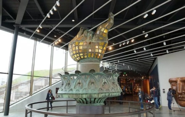 La Estatua de la Libertad inaugura museo, en medio del debate por la inmigración