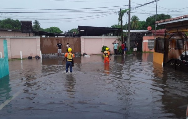 Obstrucción de alcantarillados provoca inundaciones en Juan Díaz
