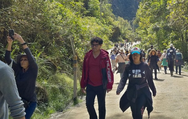 Turistas protestan por suspensión de venta de entradas a Machu Picchu