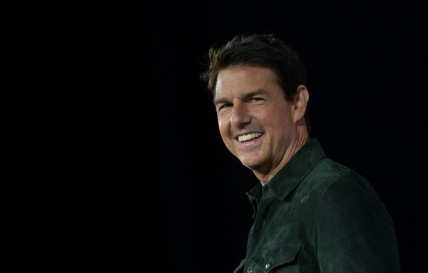 Tom Cruise presenta secuela de Top Gun desde el fuselaje de un avión en vuelo