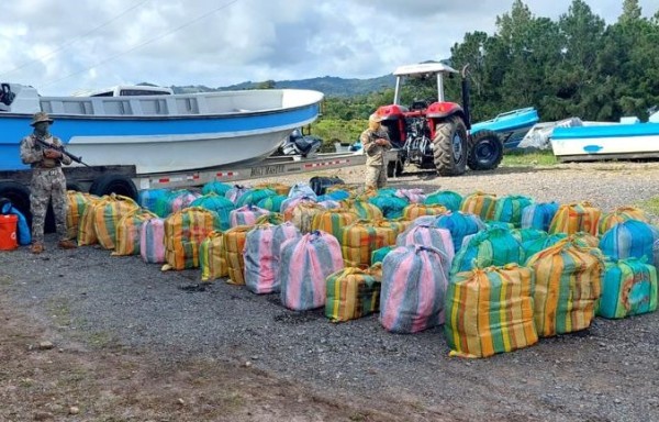 Decomisan 2,172 paquetes de presunta droga en Punta Burica