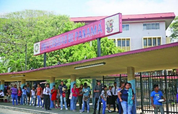 Gremios estudiantiles se enfrentan dentro de la Universidad de Panamá