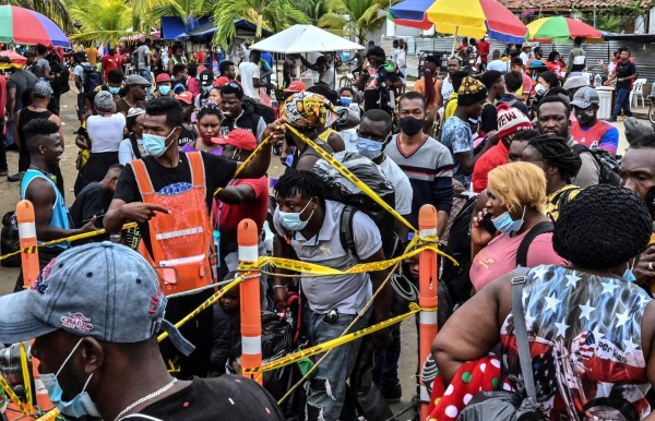Unos 19,000 migrantes, la mayoría haitianos, varados cerca de frontera entre Colombia y Panamá