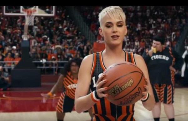 Katy Perry estrena el videoclip de Swish Swish con caras conocidas del cine