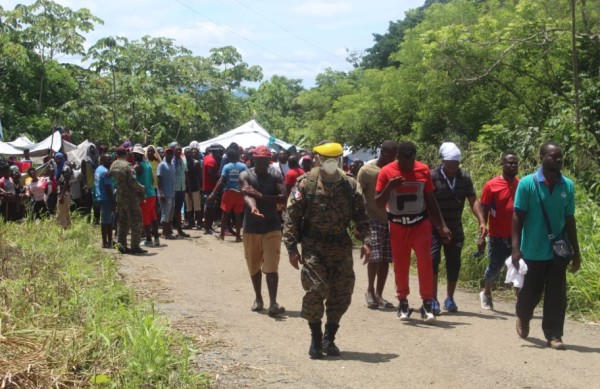 Autoridades se reúnen con migrantes en Darién, luego que amenazaran con quemar el albergue
