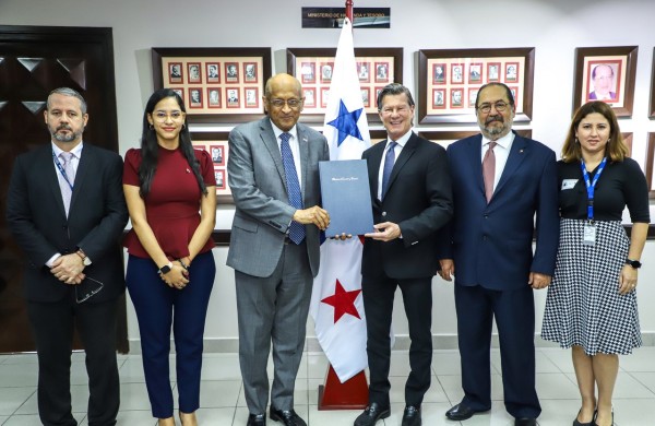 Barletta Preston toma posesión como miembro de la Junta Directiva del Banco Nacional de Panamá