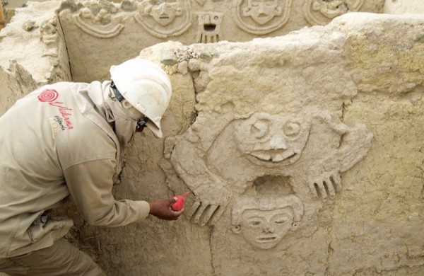 Descubren en Perú un muro con un sapo humanizado de 3.800 años