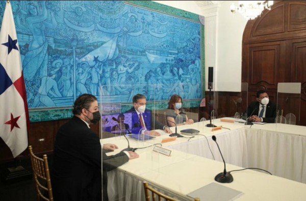 Panamá firma memorando con Microsoft para enseñar robótica y programación