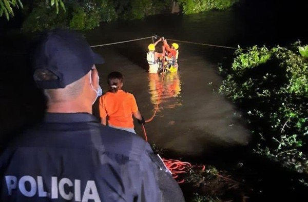 Rescatan a 10 personas en Colón sorprendidas por crecida de río
