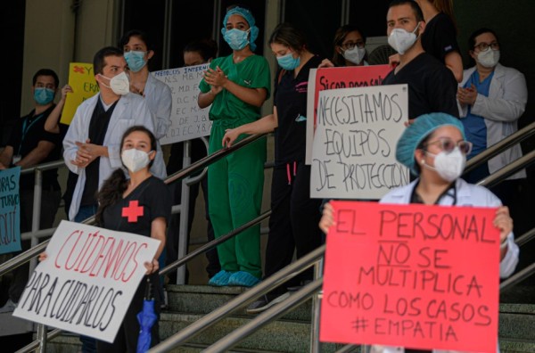 Médicos protestan en medio de explosión por casos de coronavirus