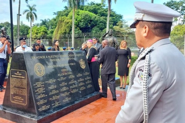 Develan monumento en honor a las víctimas de Covid-19 en la fuerza pública