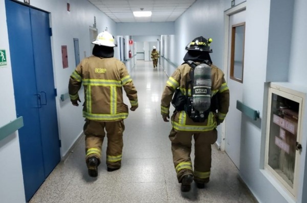 Bomberos evacuan pacientes en hospital de Coclé por salida de humo en un piso