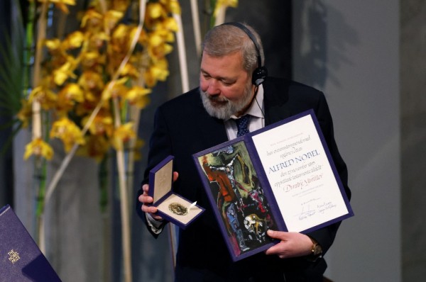 Premio Nobel ruso subasta medalla en beneficio de niños de Ucrania