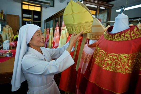 Monjas costureras de Bangkok dan toque final a casullas de seda del papa