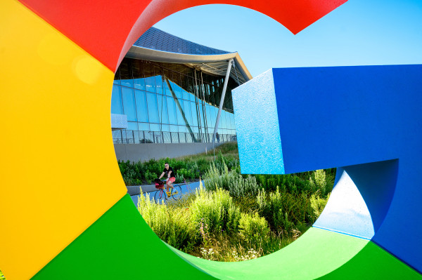 Gigantes de la tecnología contratan menos pero Google abre nuevo campus