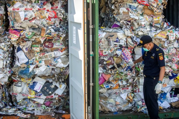 Indonesia reenvía más de 500 contenedores de desechos a sus países de origen