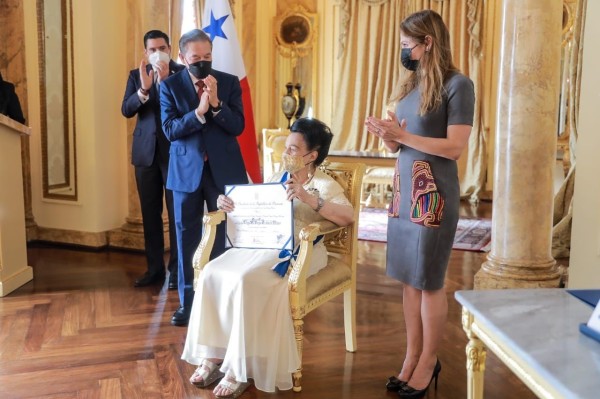 Presidente Cortizo condecora a Dorys Vargas de Rosas